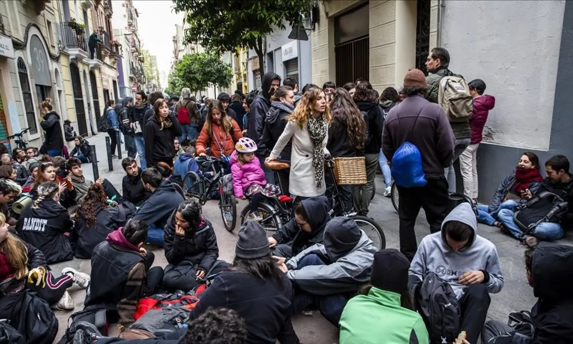 El col·lectiu de Casa Àfrica impedeix el desallotjament de l'edifici