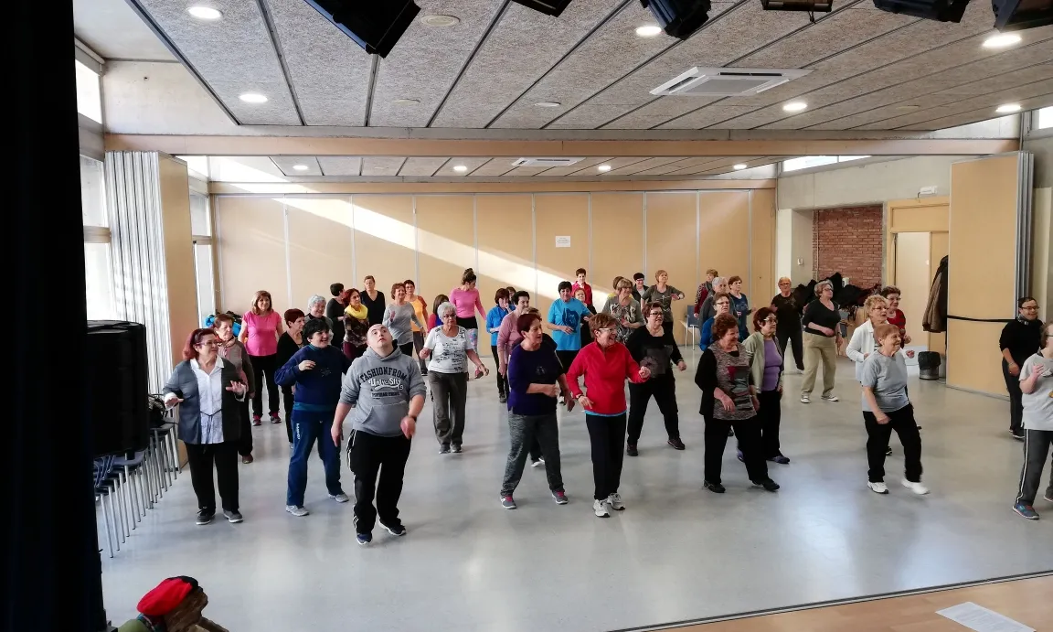 Activitat de gimnàstica amb gent gran de l'AV de la Font dels Capellans, acompanyats/des d'un grup d'Ampans.
