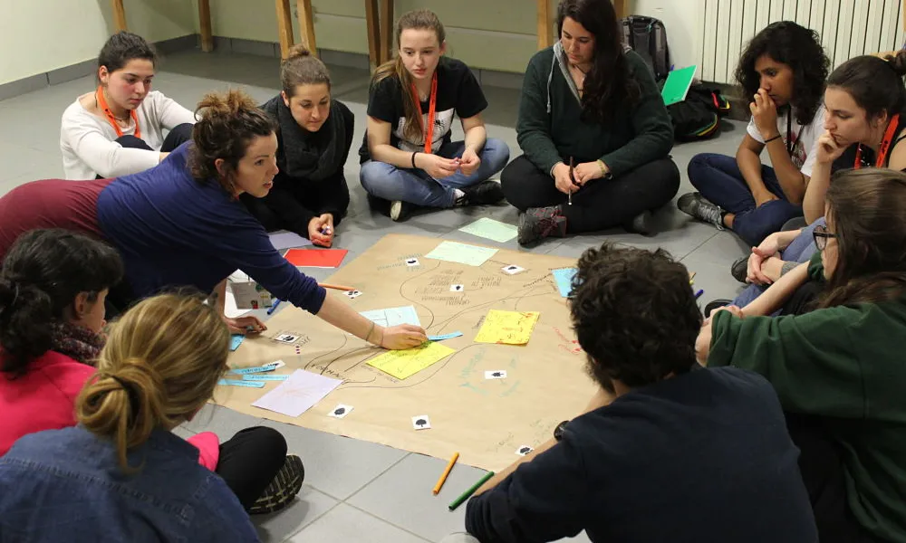 Joves debatent i treballant durant l'Àgora Jove 2018.