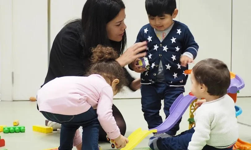 L'entitat treballa amb referents positius en els que l'infant tingui suport i pugui confiar. Font: Unsplash. 