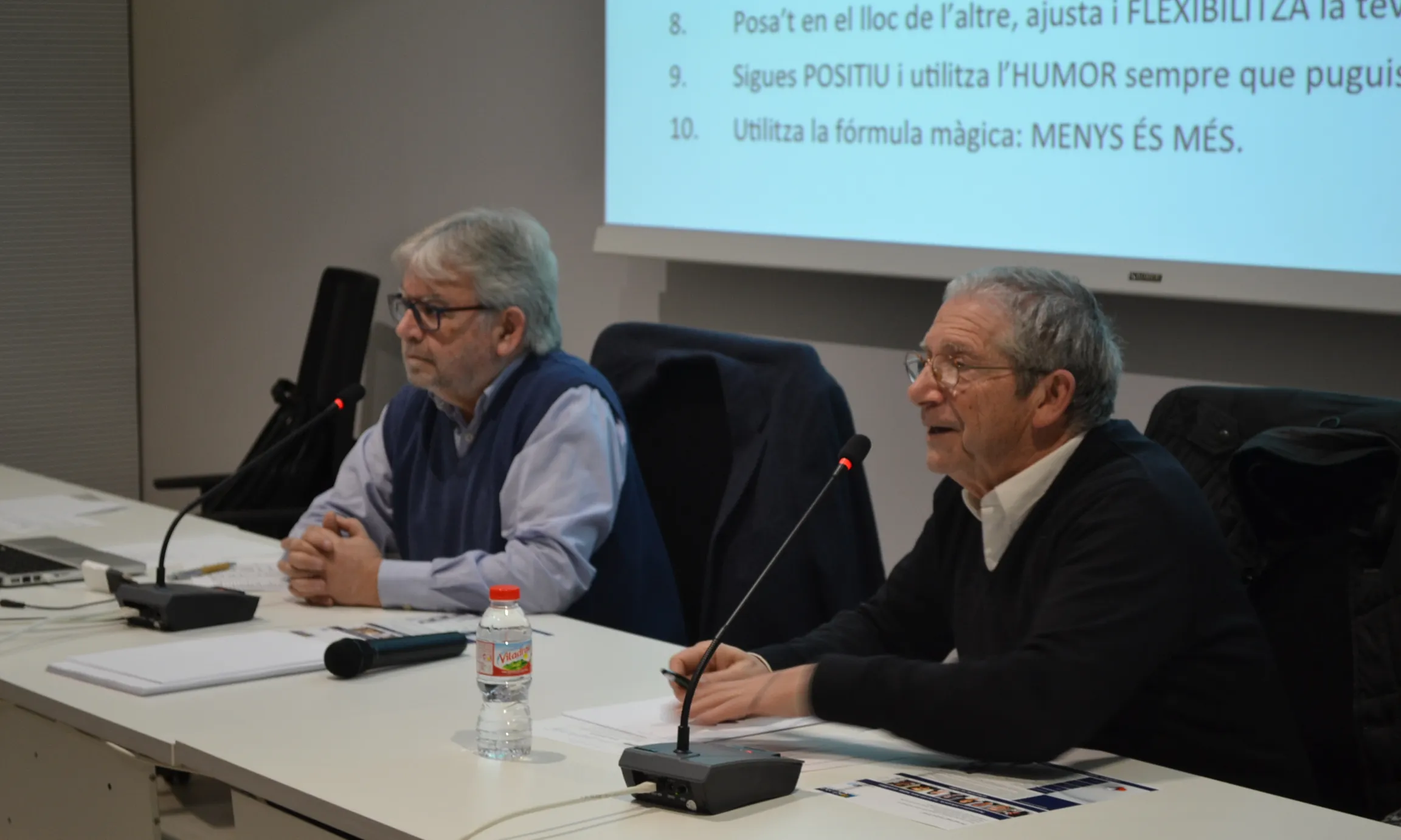 El psicòleg i president de 6tma, Jaume Martí, a l'esquerra, amb l'actor Joan Pera, en una formació. Font: 6tma Associació.