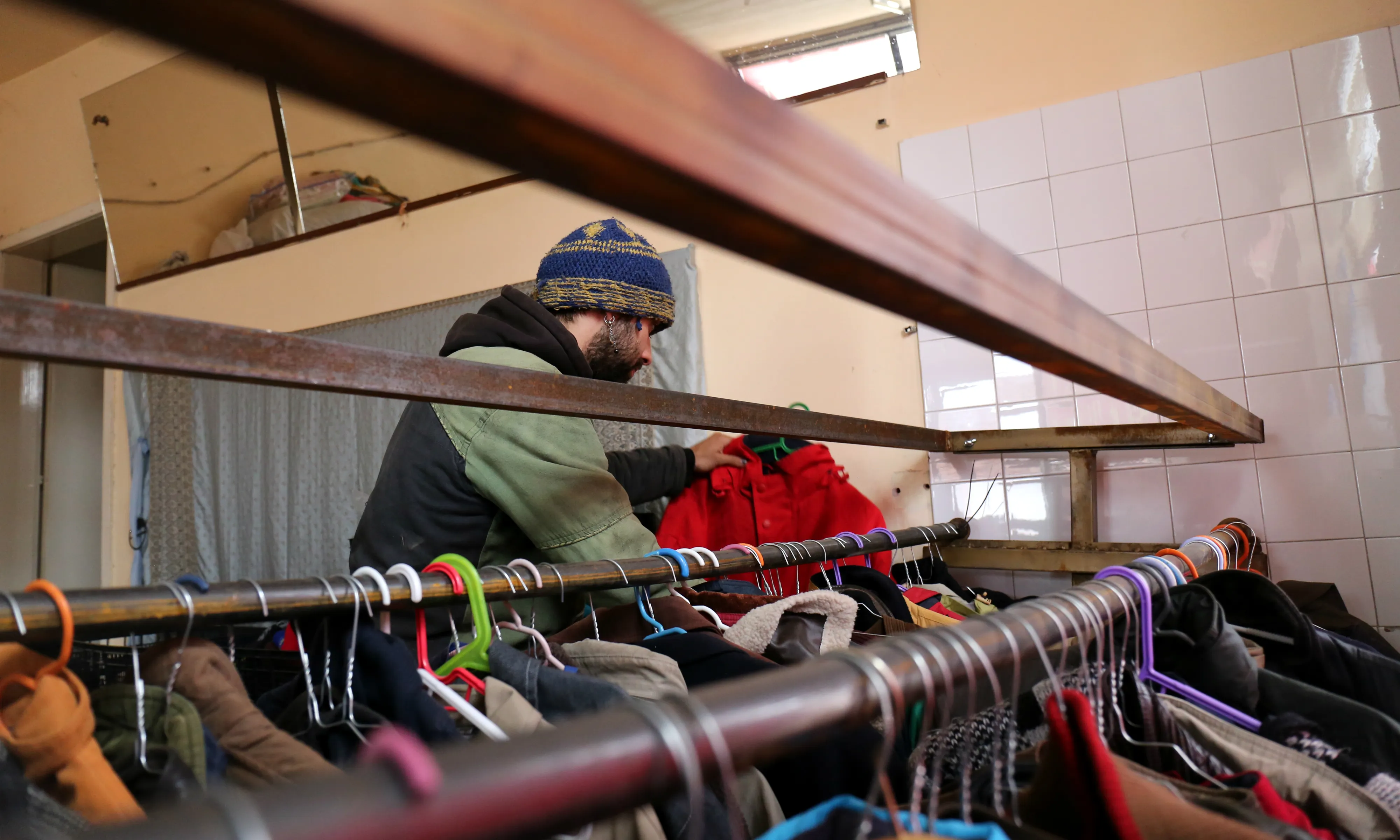 Noi organitzant roba en la frontera serbo-croata a NNK