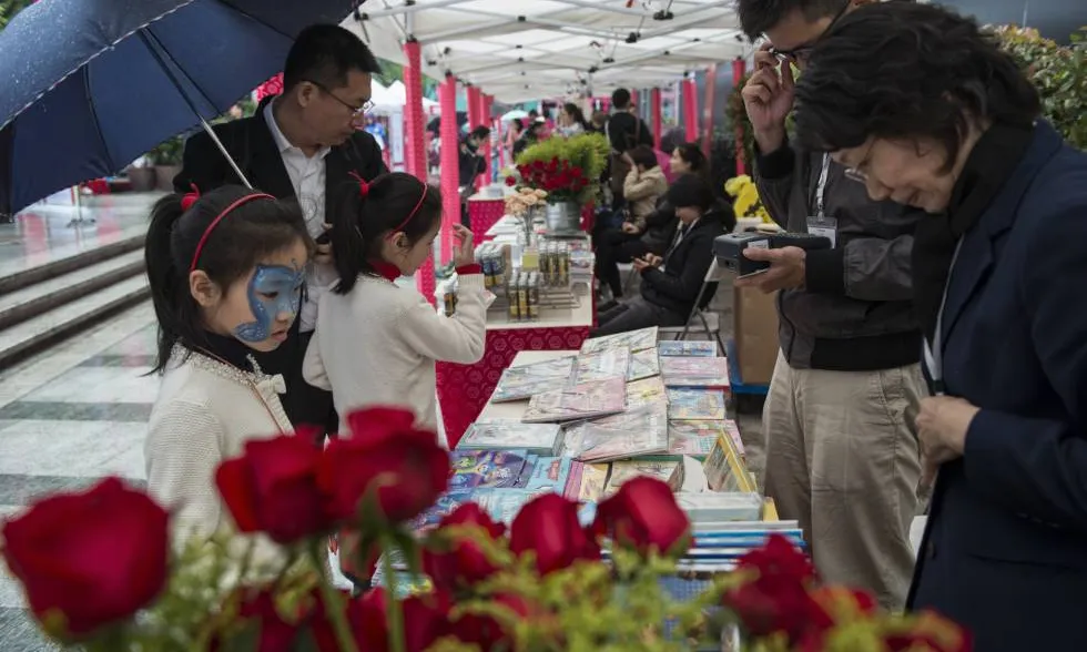 La campanya #BooksAndRoses s'expandeix arreu del món.