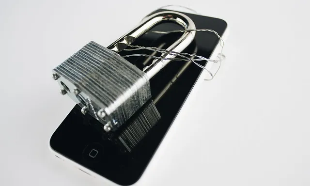 Fotografia d'un mòbil amb un candau