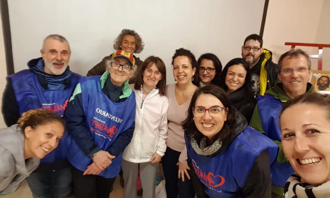 En total són 5 entitats i un equip de 200 voluntaris que s'encarregan de repartir els àpats. Font: Amásdes.