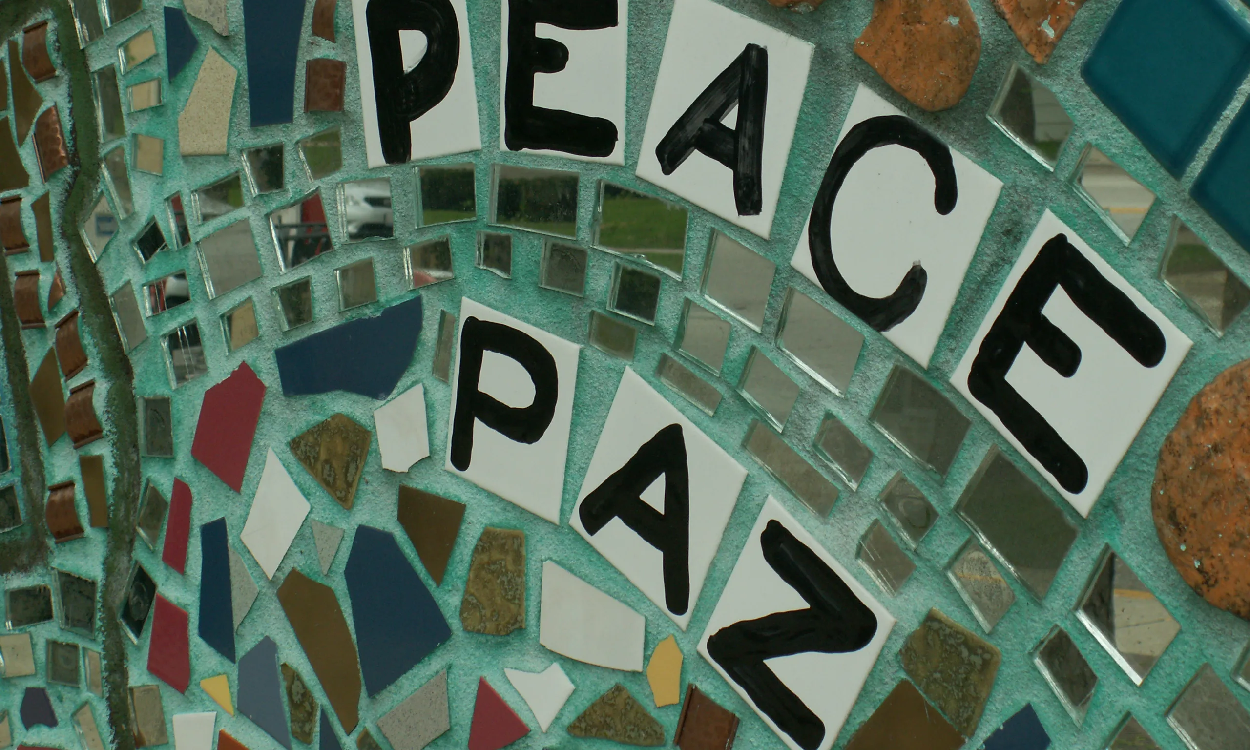 Paz i Peace en una paret de rajoles de colors