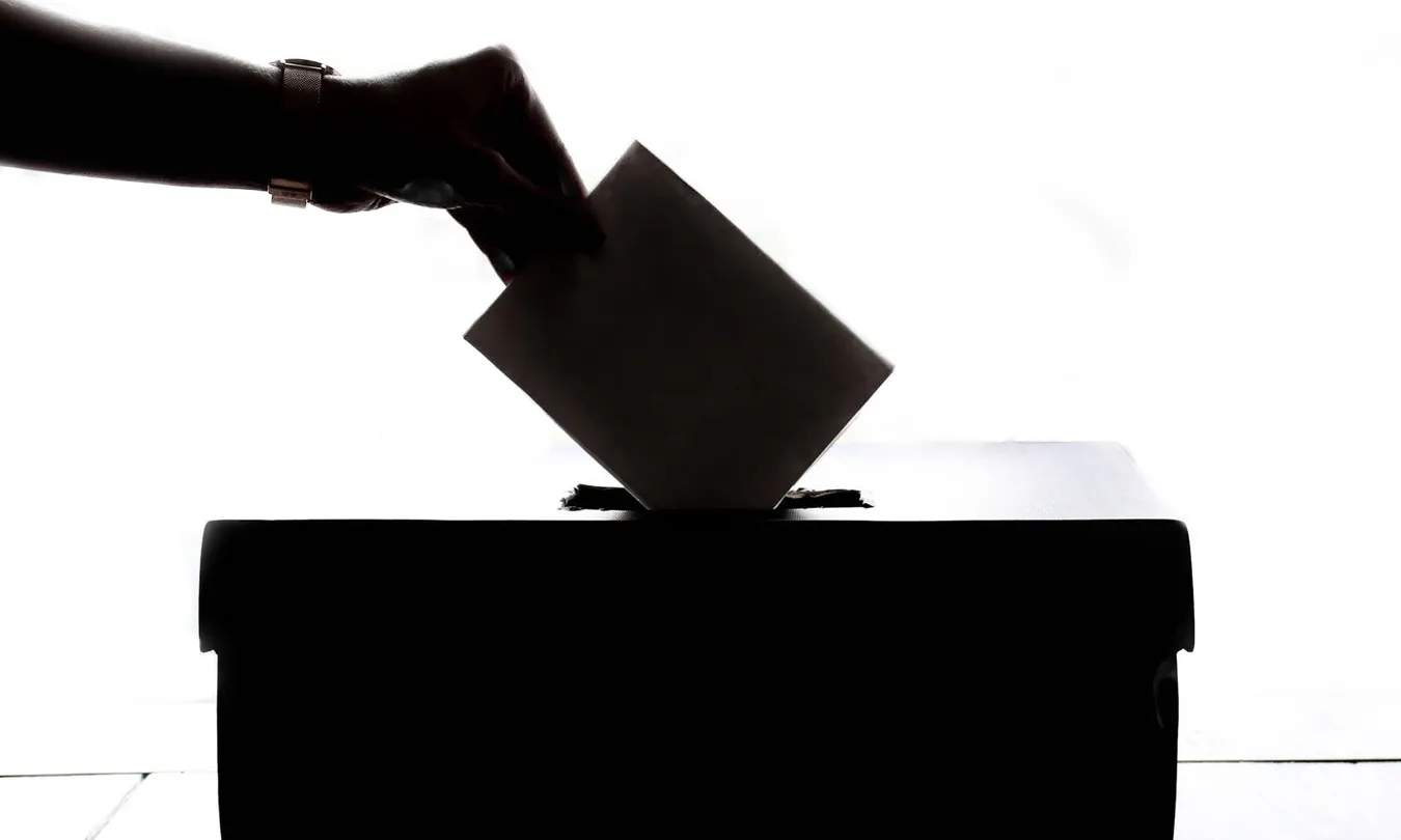 Amb l’aprovació de la modificació de la LOREG es va derogar amb caràcter retrospectiu la limitació del dret de sufragi. Font: Unsplash.