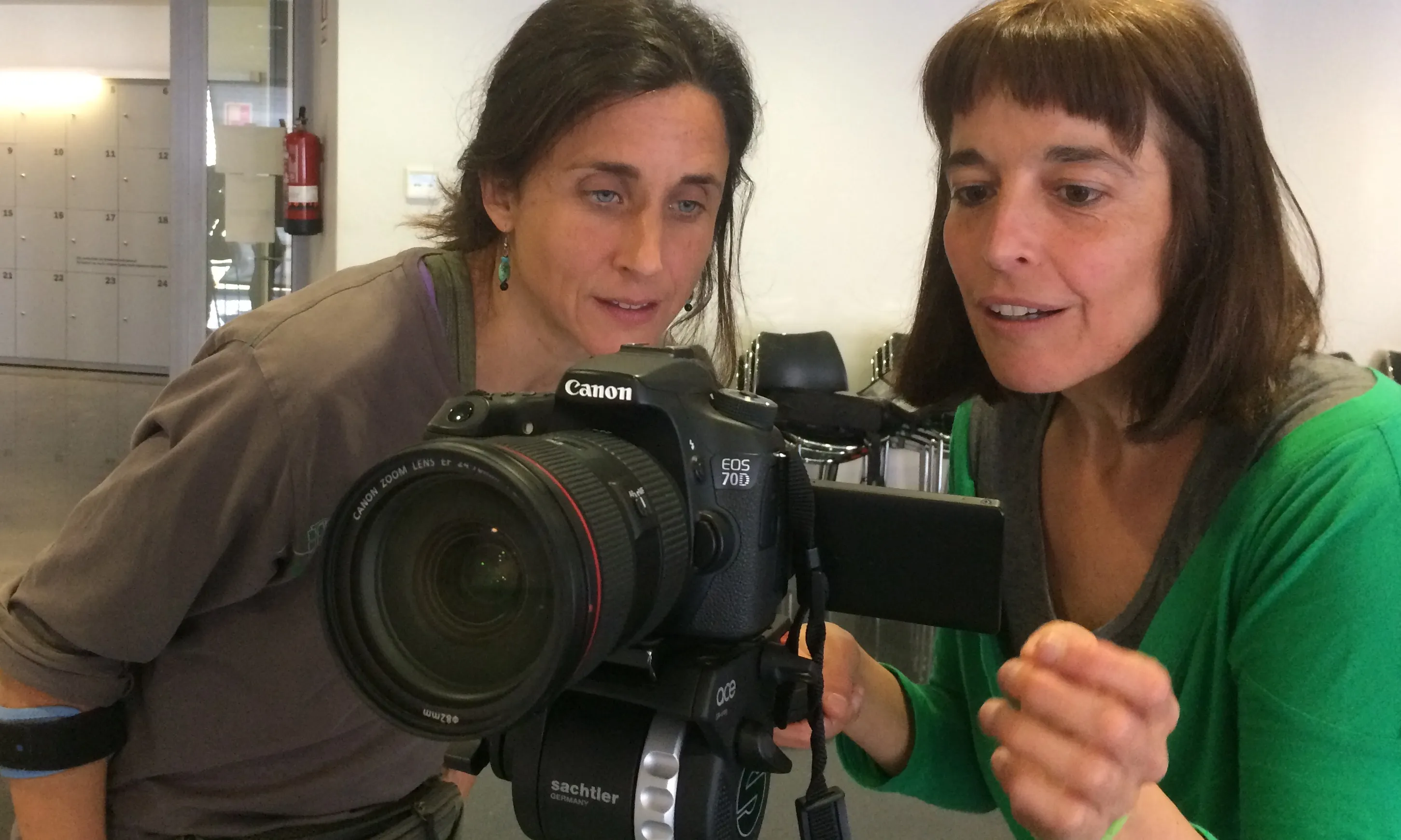 Cristina Mora i Norma Nebot, membres de l'associació que considera l'audiovisual una eina de transformació social