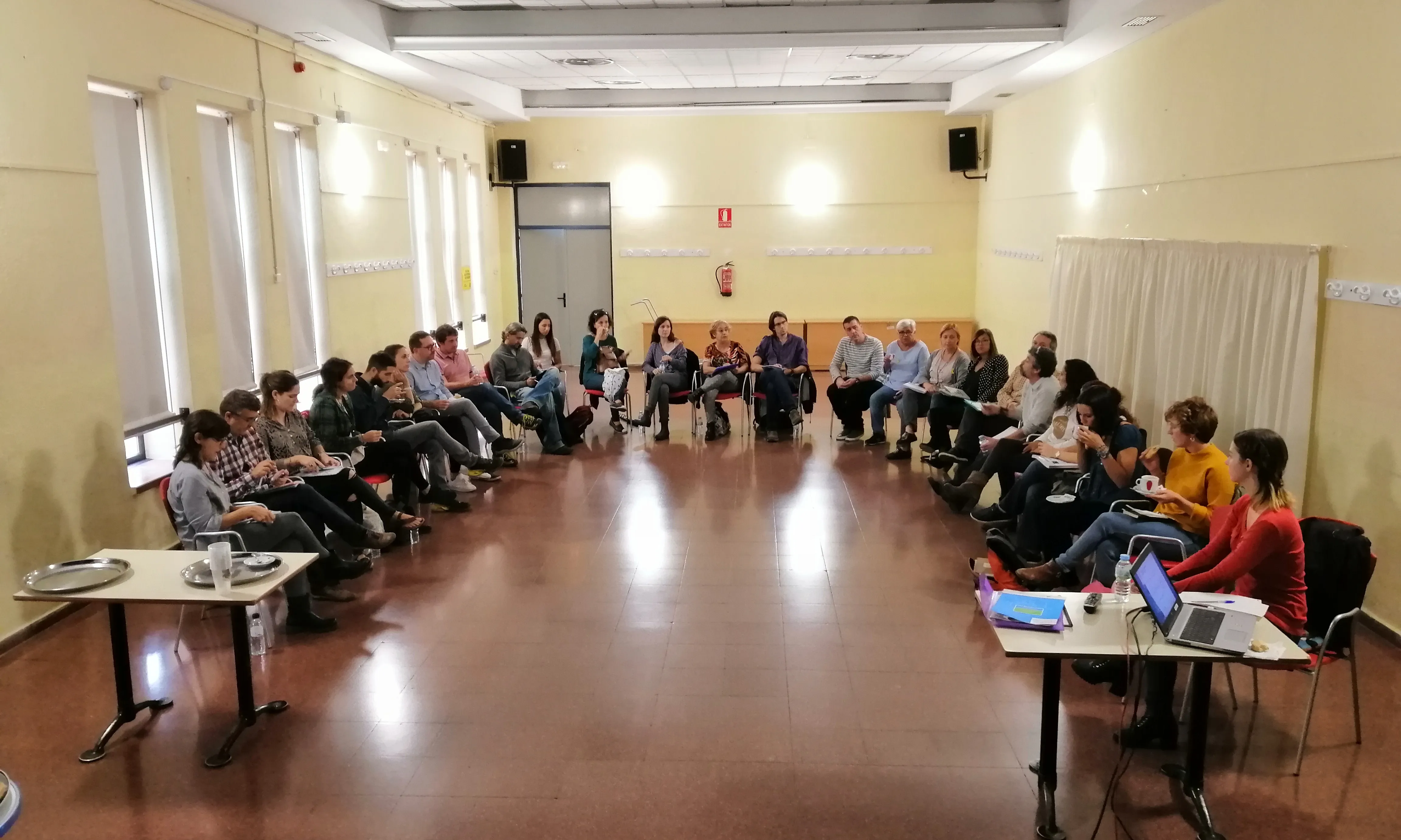 L'assemblea del projecte 'Marianao TéCor', reunida. 