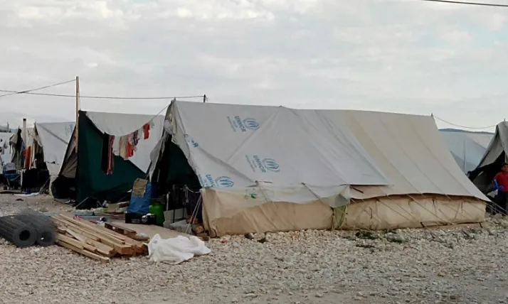 Milers de persones viuen en condicions complicades en els camps de persones refugiades de l'est d'Europa.