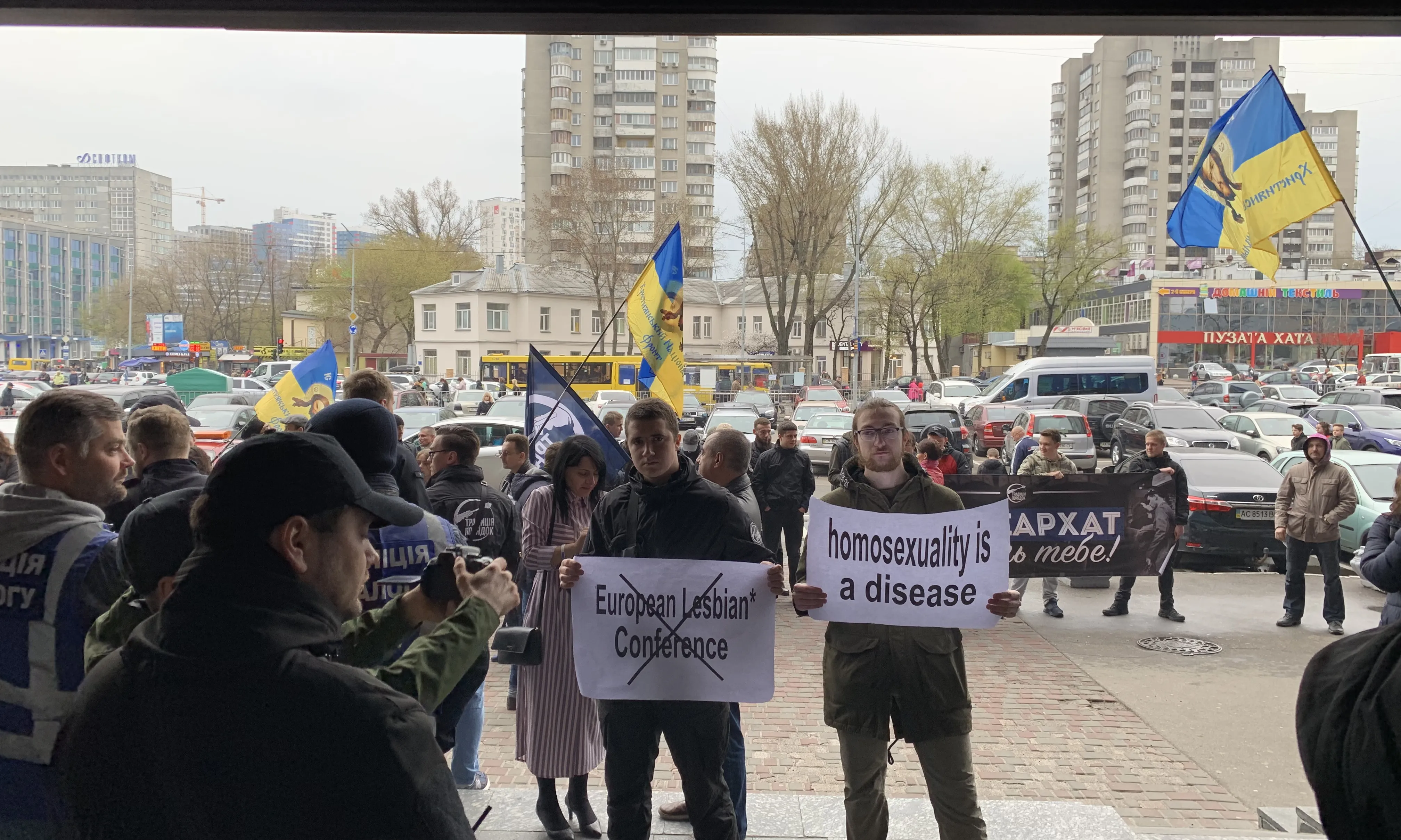 Membres d'ultradreta manifestant-se davant la porta de l'hotel on va tenir lloc la conferència.