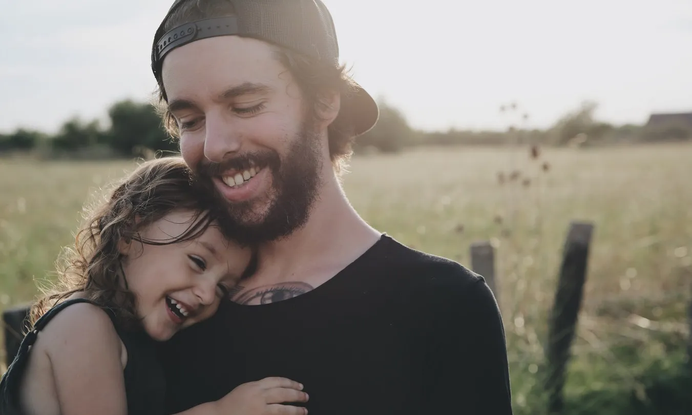 La fundació dona assessorament psicosocial a les famílies perquè donin suport als seus fills i filles. Font: Unsplash.