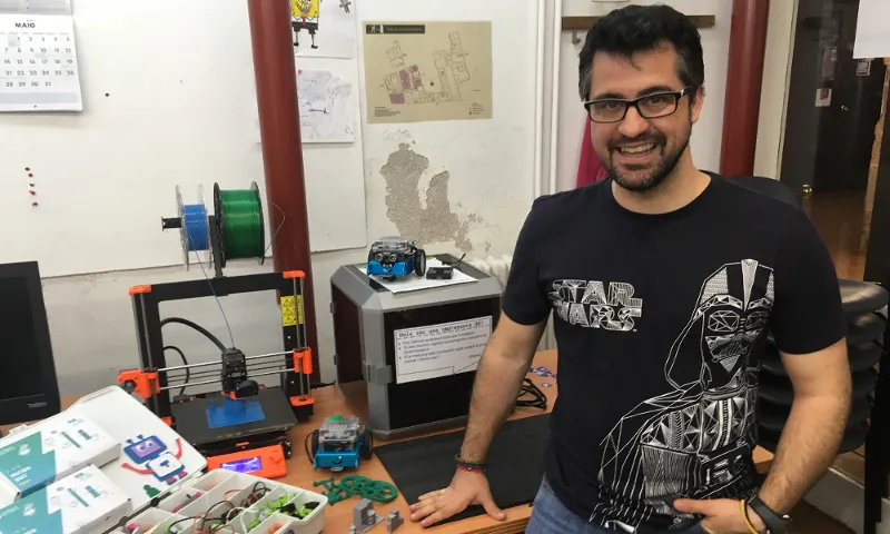 El Pep al costat de material de robòtica educativa i fabricació digital