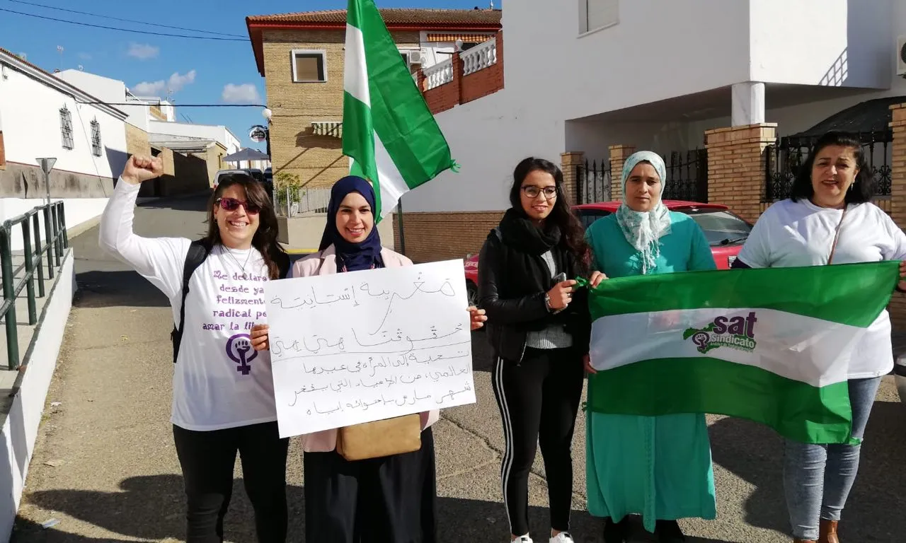 Temporeres de Huelva i membres del SAT en lluita.