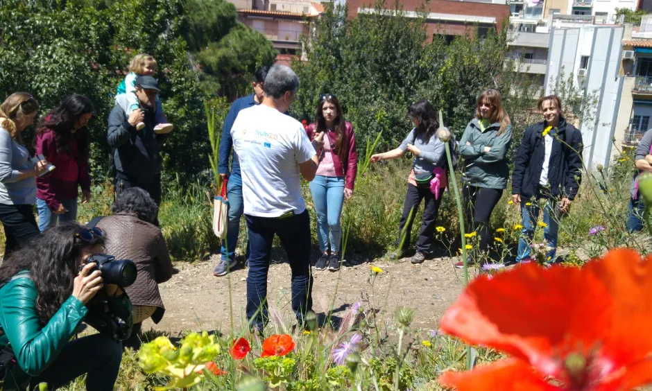 Voluntaris i voluntàries de l'Aula Ambiental de Bosc de Tutull a una sessió del projecte de seguiment febnològic RitmeNatura del CREAF