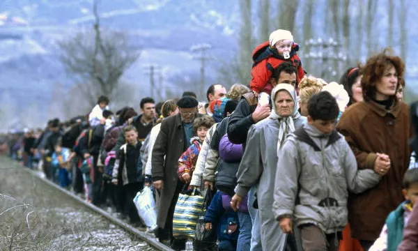 Persones refugiades caminat en fila