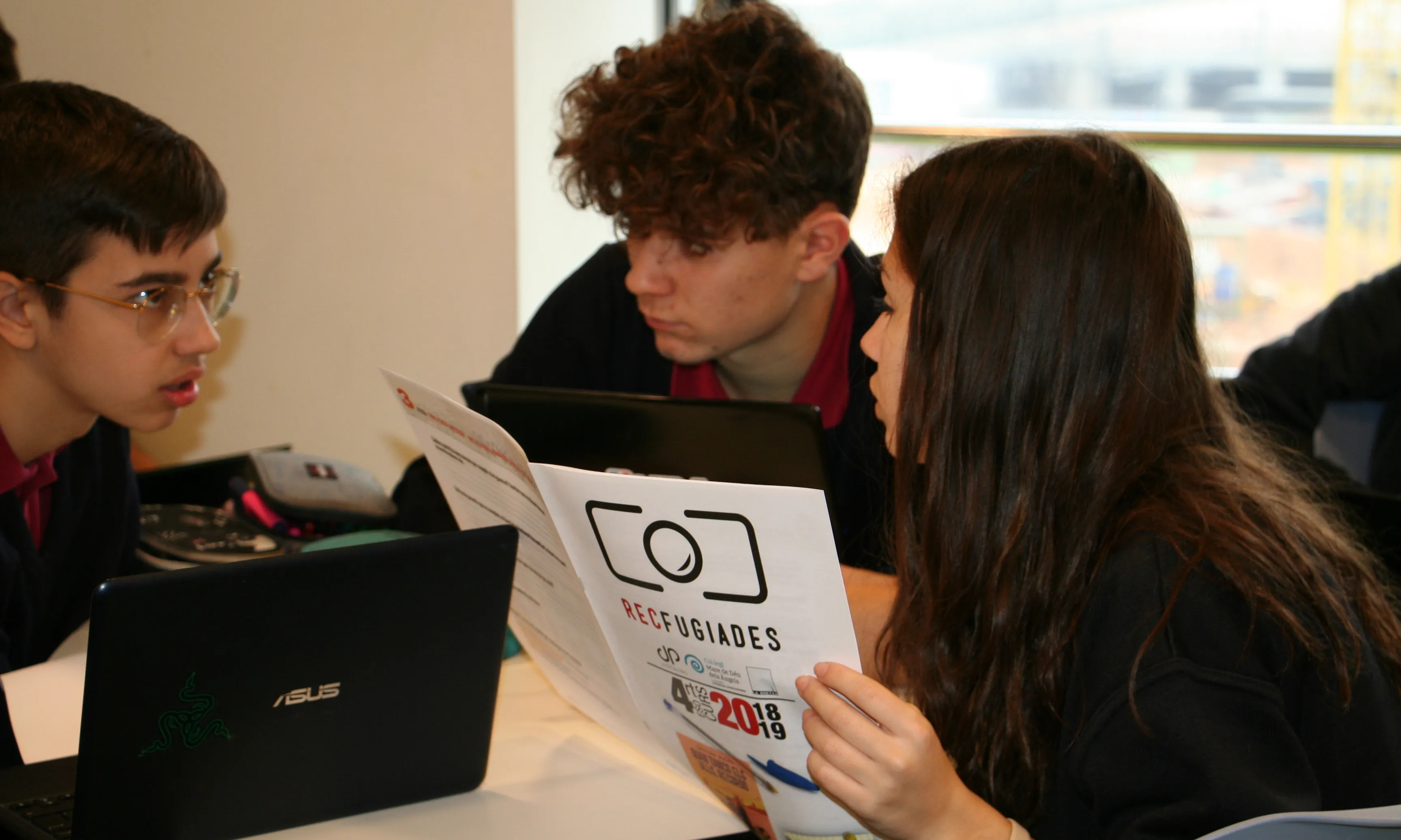 Diferents alumnes debaten sobre l'elaboració de l'exposició i les activitats que formen part del projecte [Rec]fugiades. Font: [Rec]fugiades. 