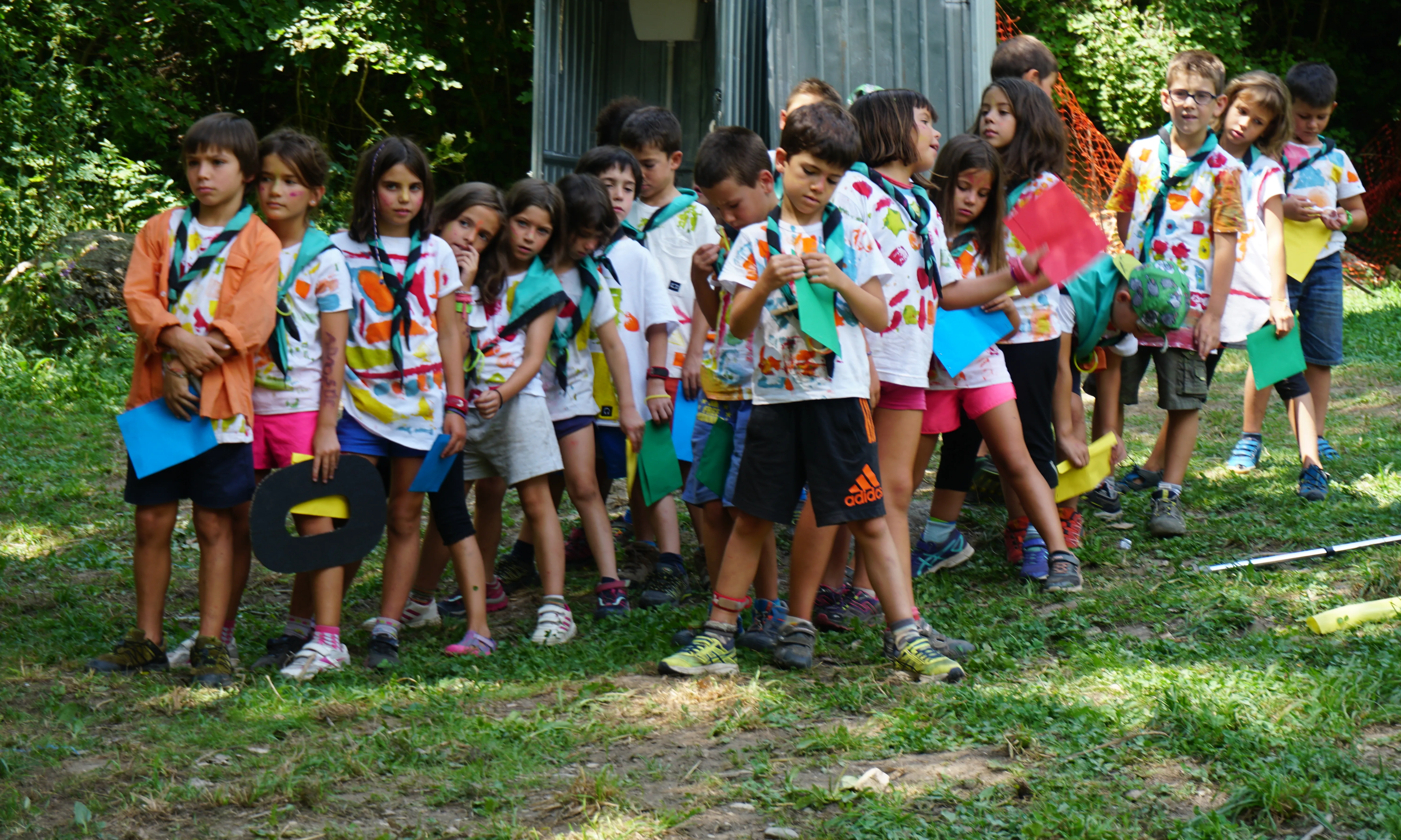 Infant jugant durant els campaments d'estiu