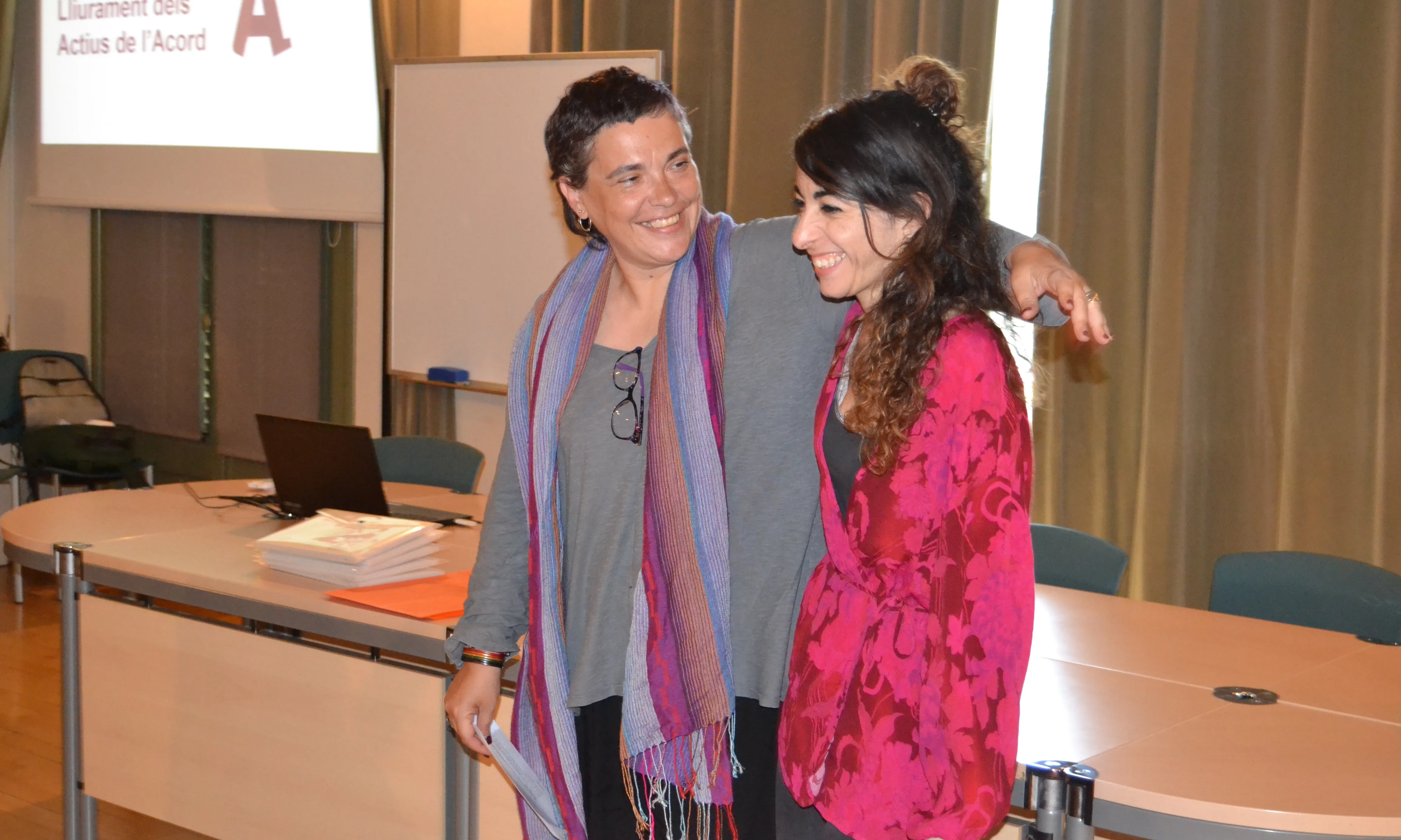 Annabel Pallás entrega la distinció a la Coordinadora d'Entitats del Poble Sec.