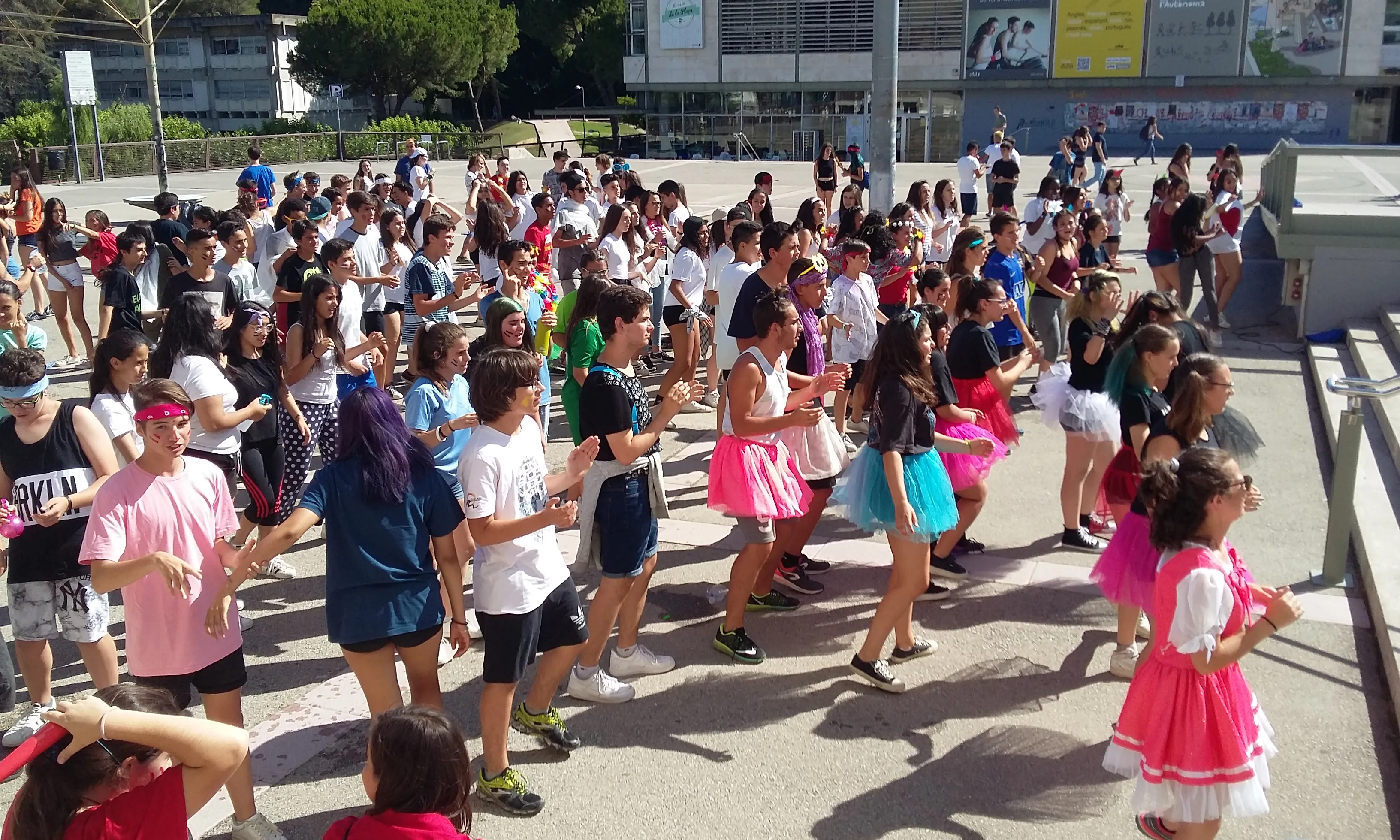 Per finalitzar el penúltim dia, es fa un macroaeròbic a la plaça cívica de la universitat. Font: Campus Ítaca.