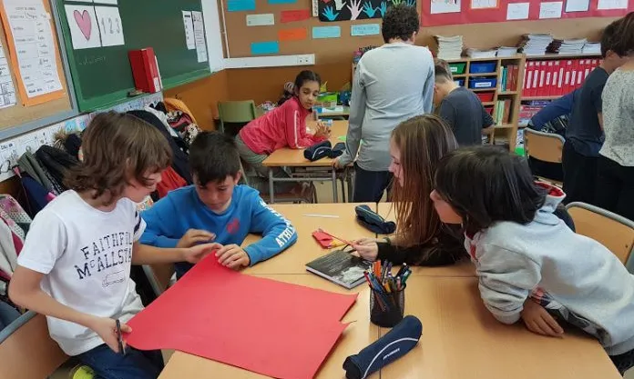 Alumnes treballant en grup