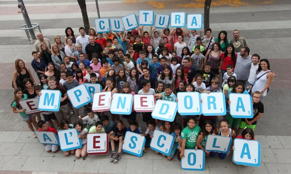 Alumnes formant amb lletres el nom del programa