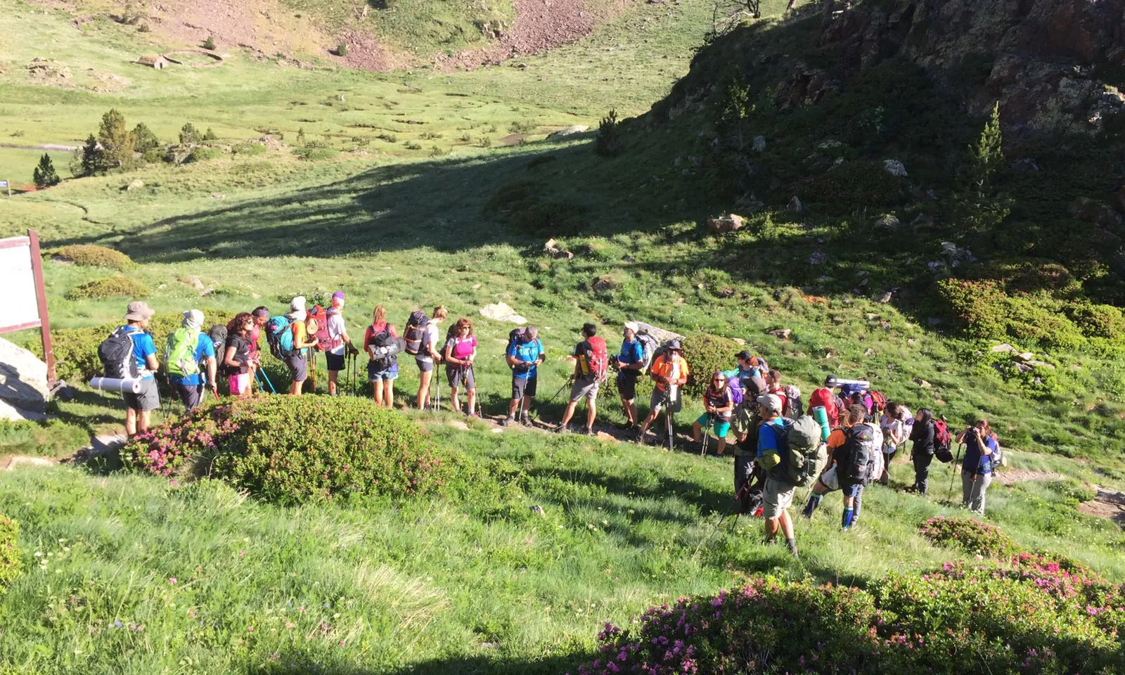Joves d'excursió per la muntanya