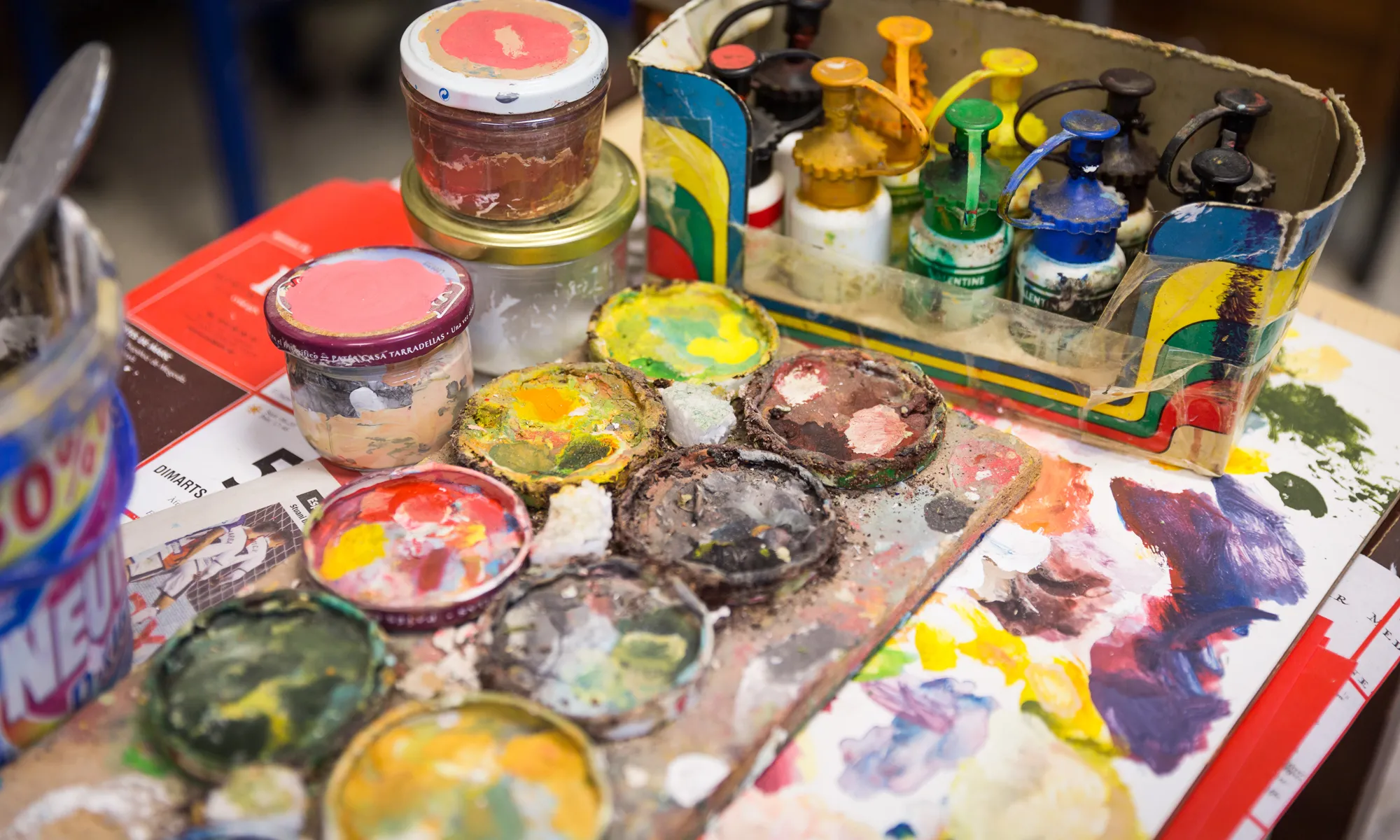 Mostra de pintures que s'utilitzen a l'escola