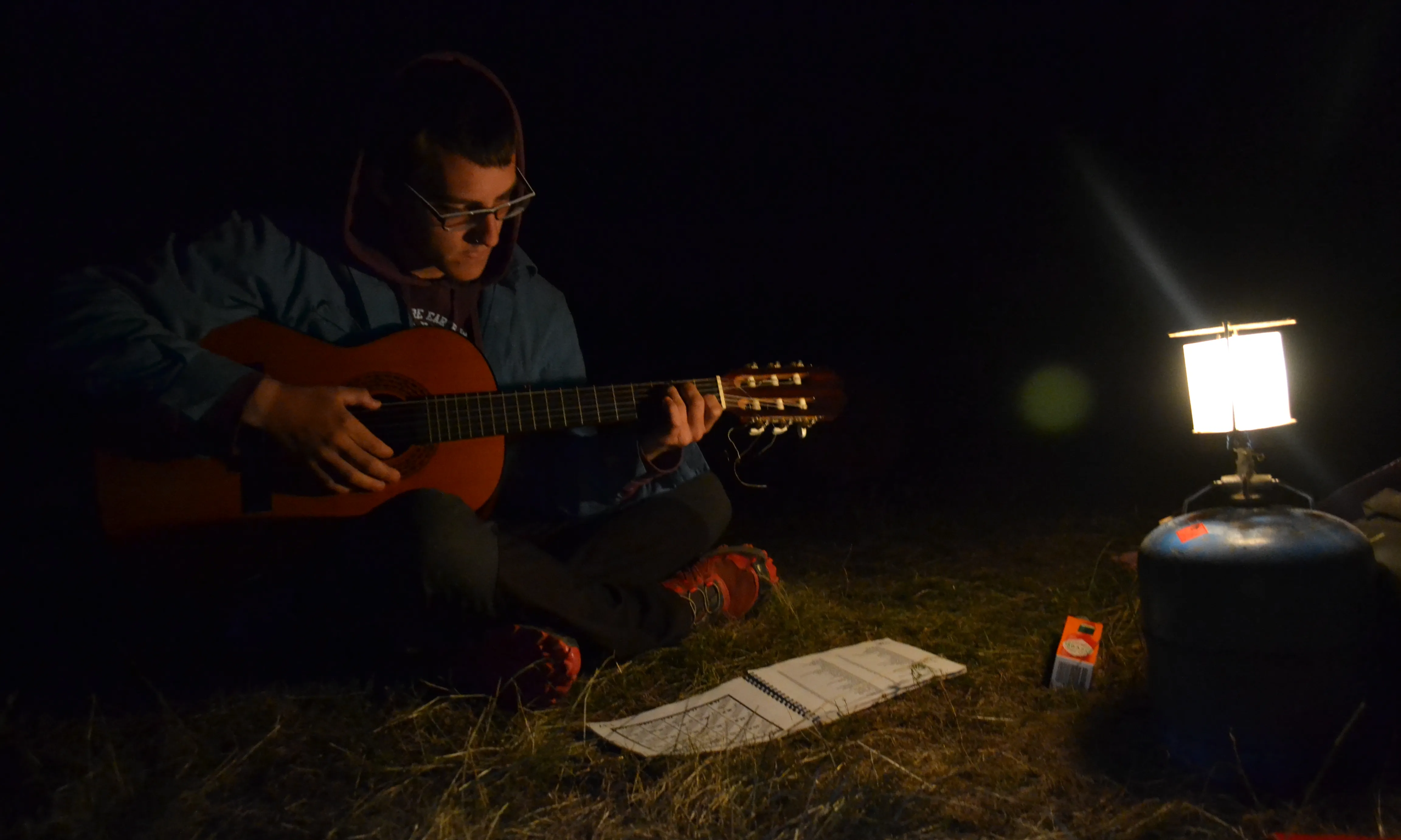 Antigament era molt comú tocar la guitarra i cantar al voltant d'un foc de camp, ara es fa al voltant del fanalet.