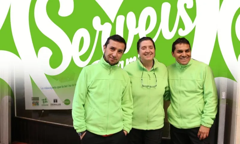 Dos treballadors i una trebaladora de ‘Serveis amb Cor’