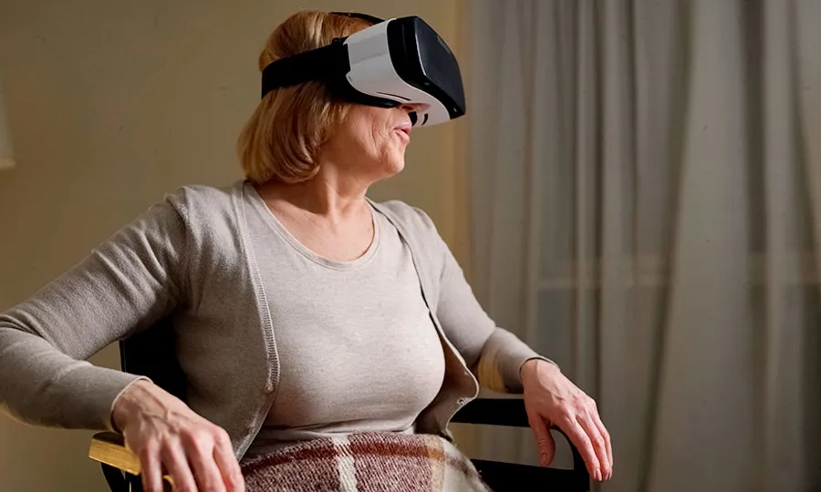Una senyora amb ulleres de realitat virtual
