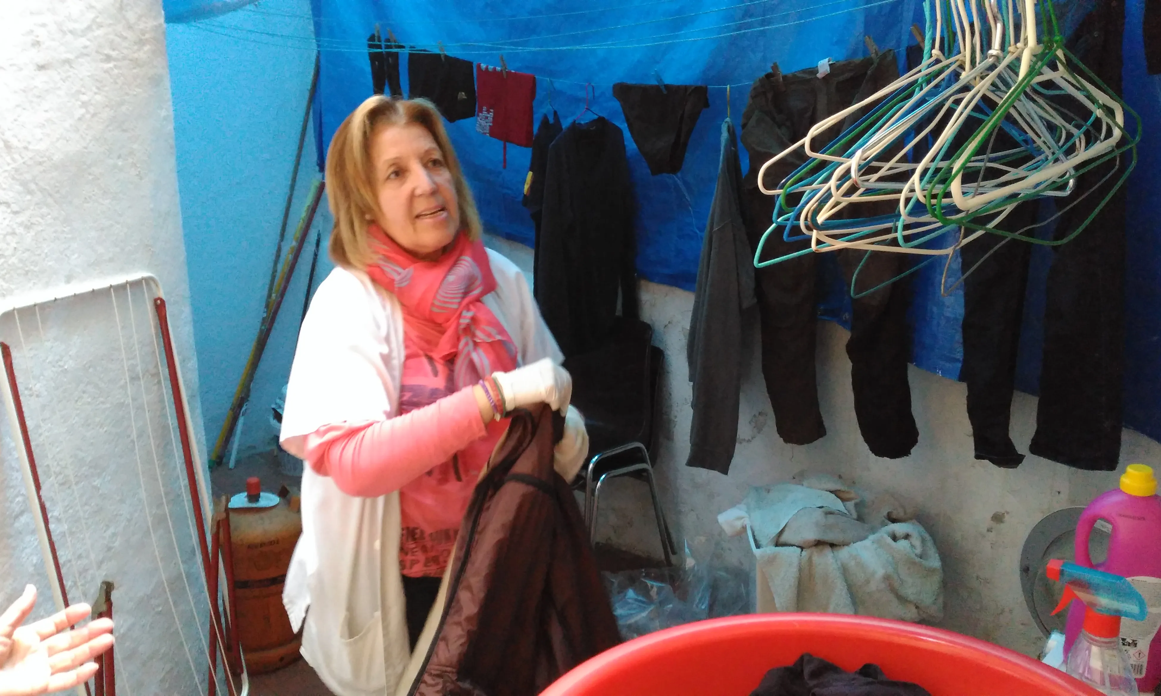 L'entitat Yaya Luisa renta roba per a les persones del centre.