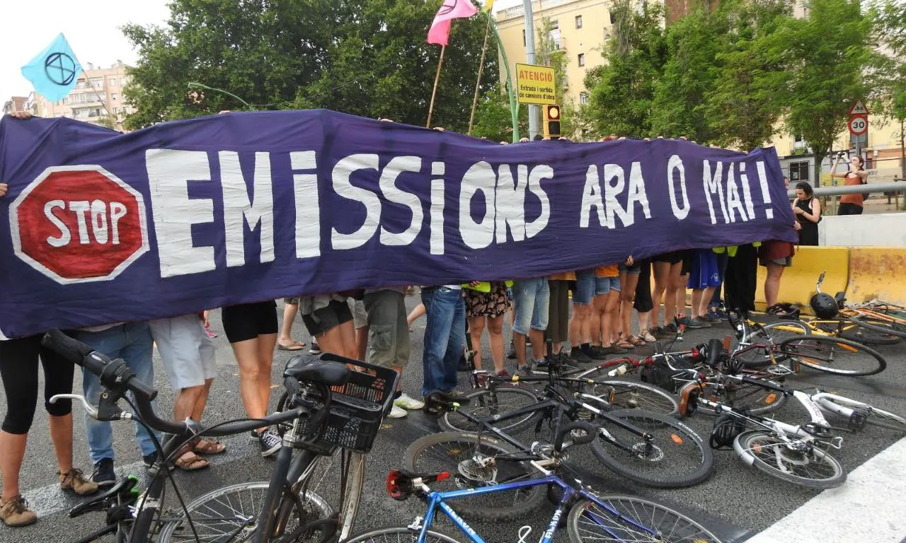 Rebel·lió o Extinció atura l'entrada a Barcelona per la C-32 sota el lema "Stop contaminació, ara o mai!"