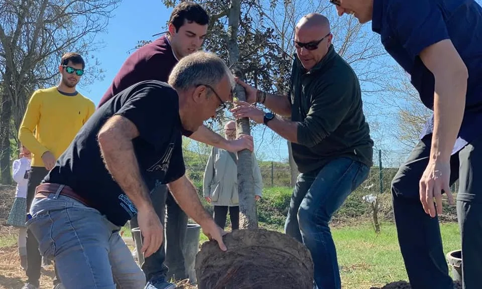 Voluntaris de l'associació durant una jornada de voluntariat per plantar arbres