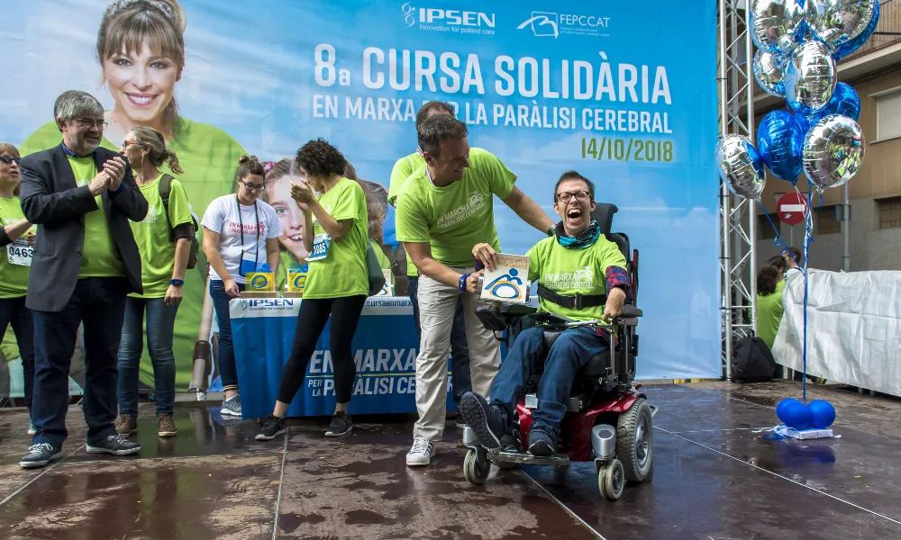 Un jove en cadira de rodes recull un diploma