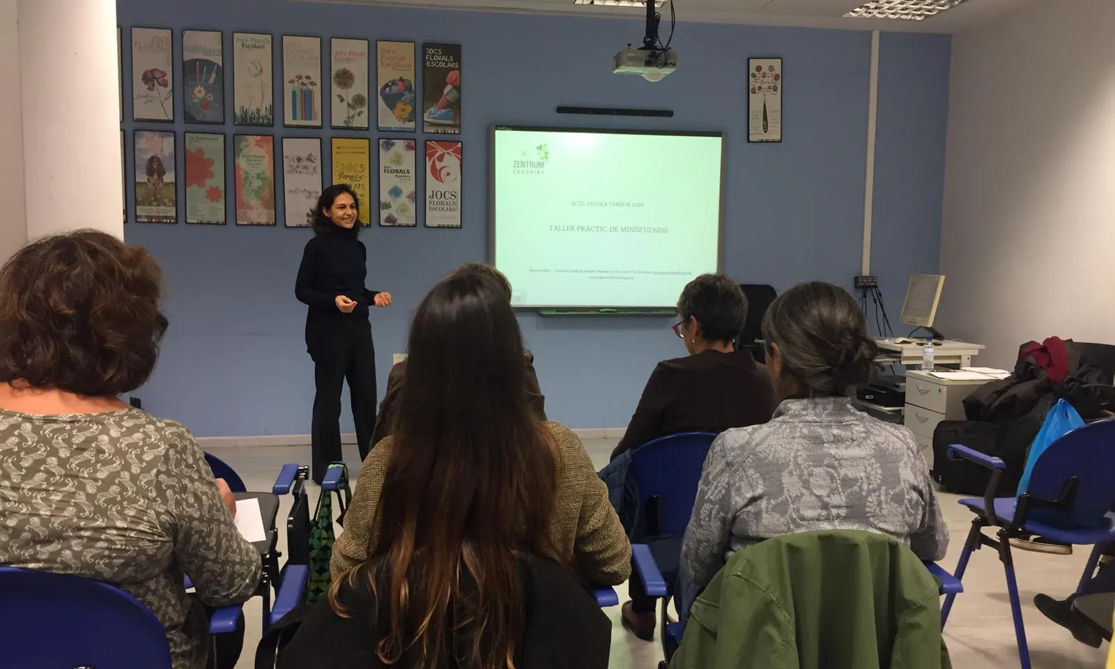 Mònica Moles impartint un taller pràctic de mindfulness.