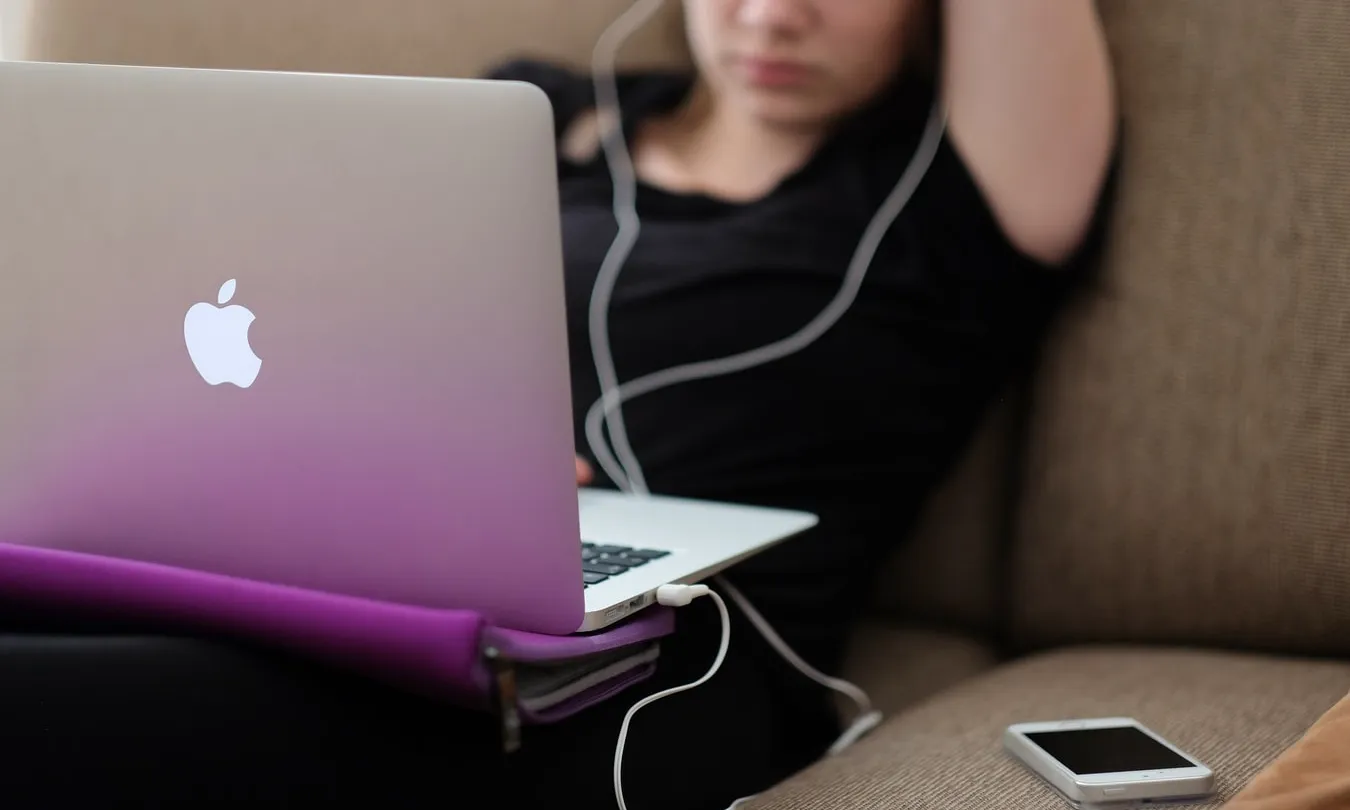 Al voltant del 50% dels infants i/o adolescents s’han vist exposats de manera involuntària a pornografia a través de la xarxa. Font: Unsplash.