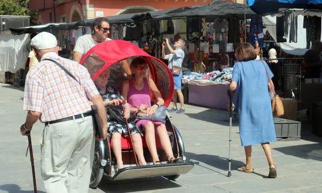 Dues senyores passejant en el tricicle