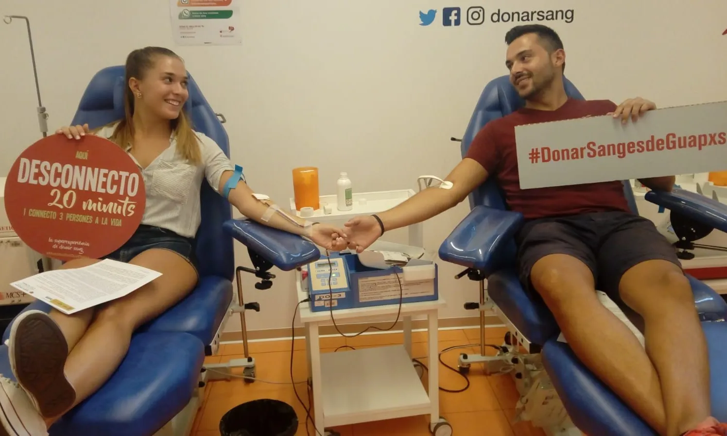 Persones donant sang a la campanya "Anima't a donar sang"