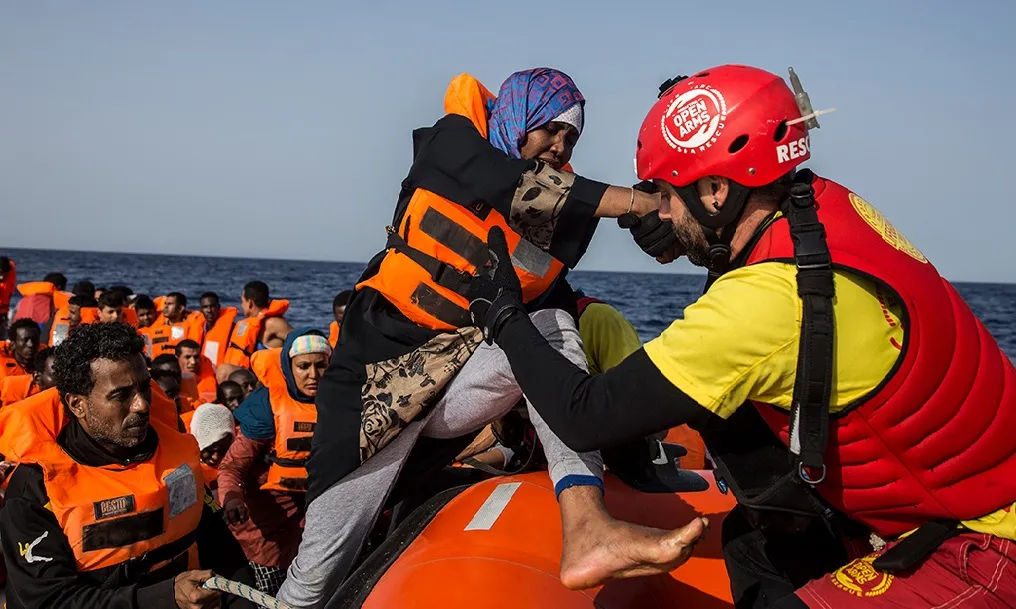 El 12 d’agost, Open Arms va evacuar en estat d’emergència vuit de les 159 persones migrades que acull des de fa 12 dies. Font: Open Arms.