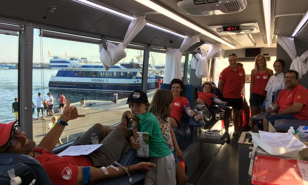 Persones donant sang a la campanya "Anima't a donar sang"