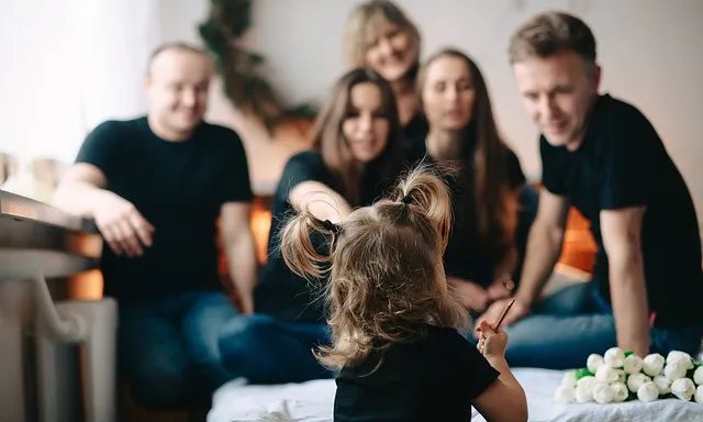 Una nena de 4 anys observa a la seva família.