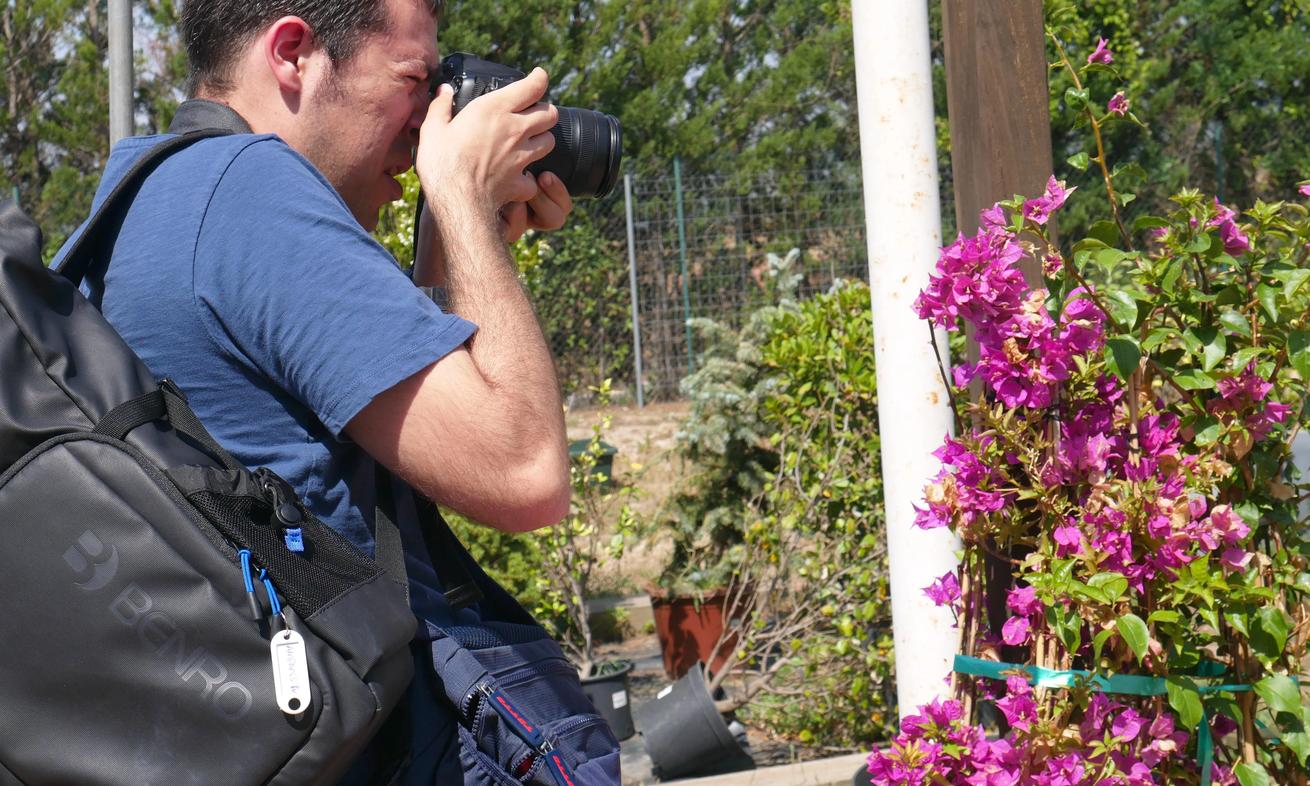 Jordi Preñanosa fent una fotografia amb la seva càmera.