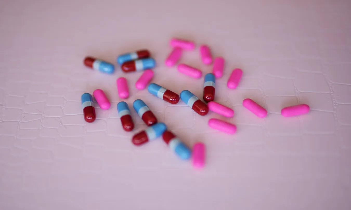 Les dones abusen més de substàncies legals o receptades, com medicaments o psicofàrmacs. Font: Unsplash.