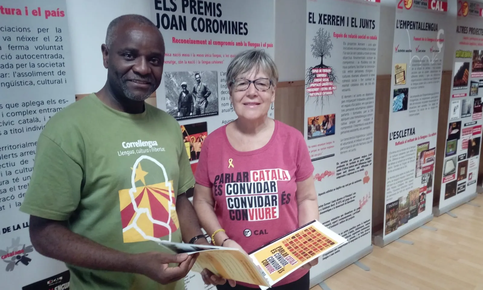 Saoka Kingolo i Mercè López, membres de la Coordinadora d'Associacions per la Llengua Catalana. Font: Júlia Hinojo.