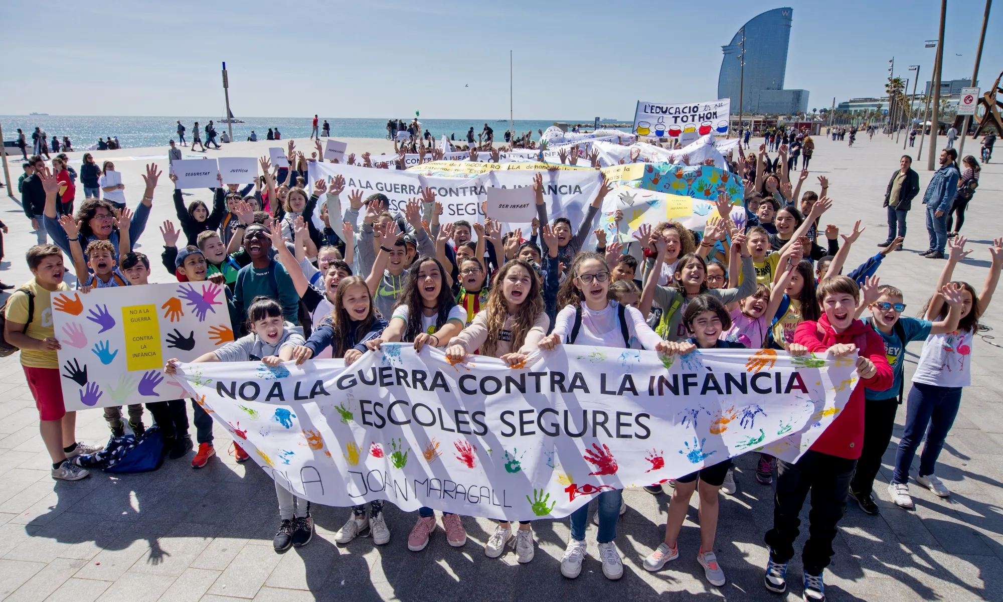 300 infants van cridar 'No a la guerra contra la infància' en el primer acte del centenari de Save The Children (16 maig 2019, Barceloneta)