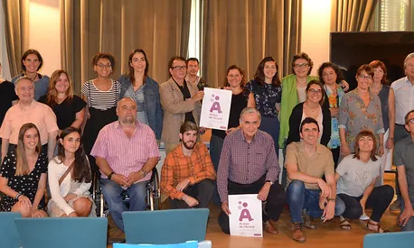 Foto de família de les persones assistents al lliurament del segell 'Actius de l'Acord'.
