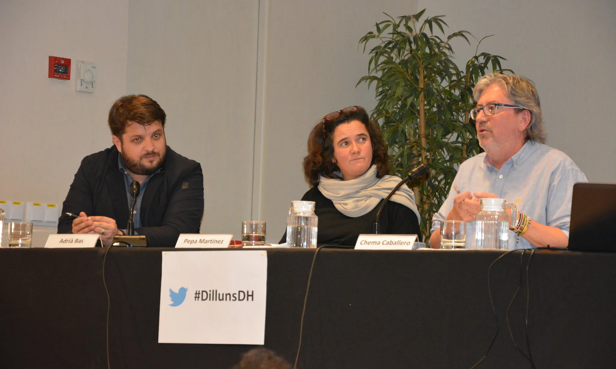 Taula de ponents en una conferència de 'Els dilluns dels drets humans'