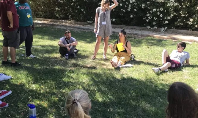 Grup de joves en rotllana en una formació de la Fundació Catalunya Voluntària