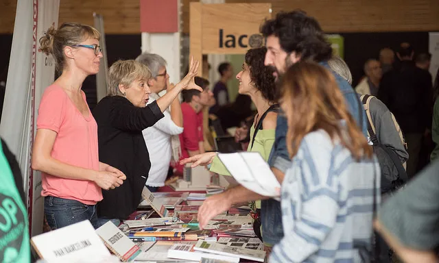 Intercanvi parada en un mercat d'economia social i solidària